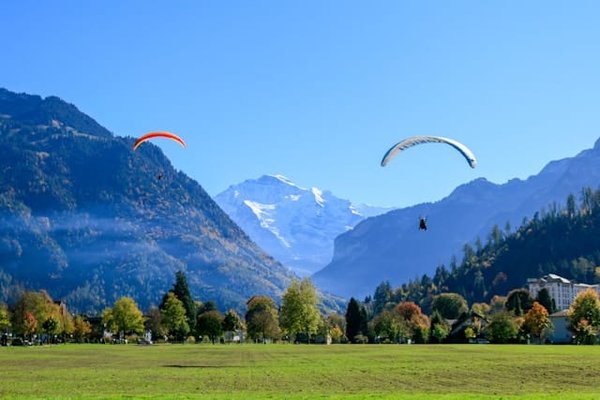 Les meilleures destinations pour le parapente dans les Alpes